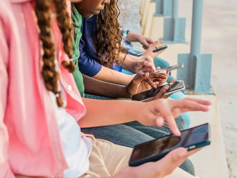 Macron contro i social media: «Il cervello dei nostri bambini e adolescenti non è in vendita». E arriva la legge