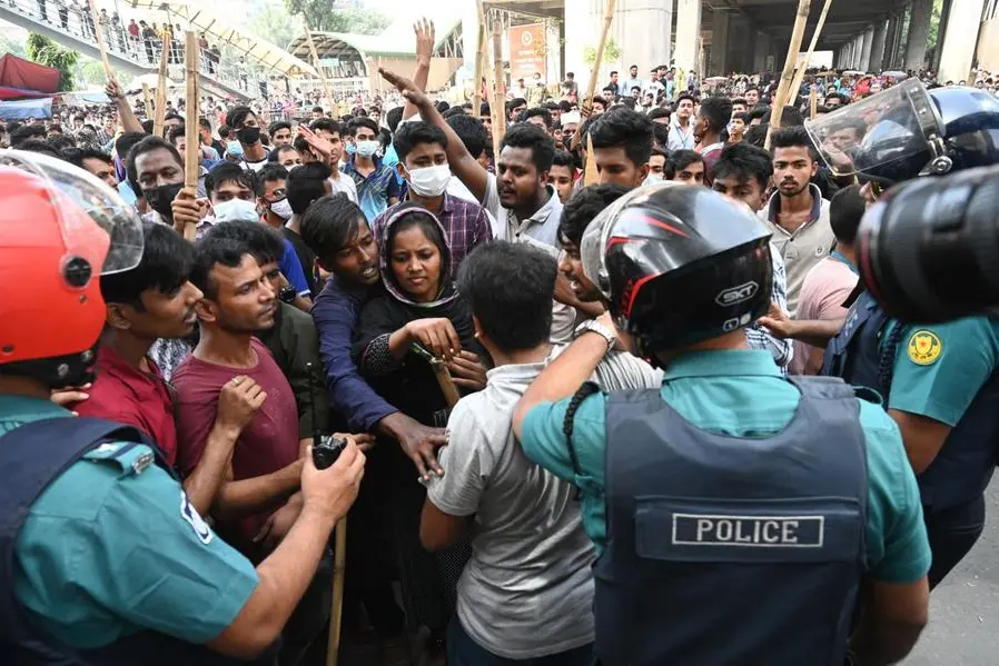 Proteste dei lavoratori tessili in Bangladesh.