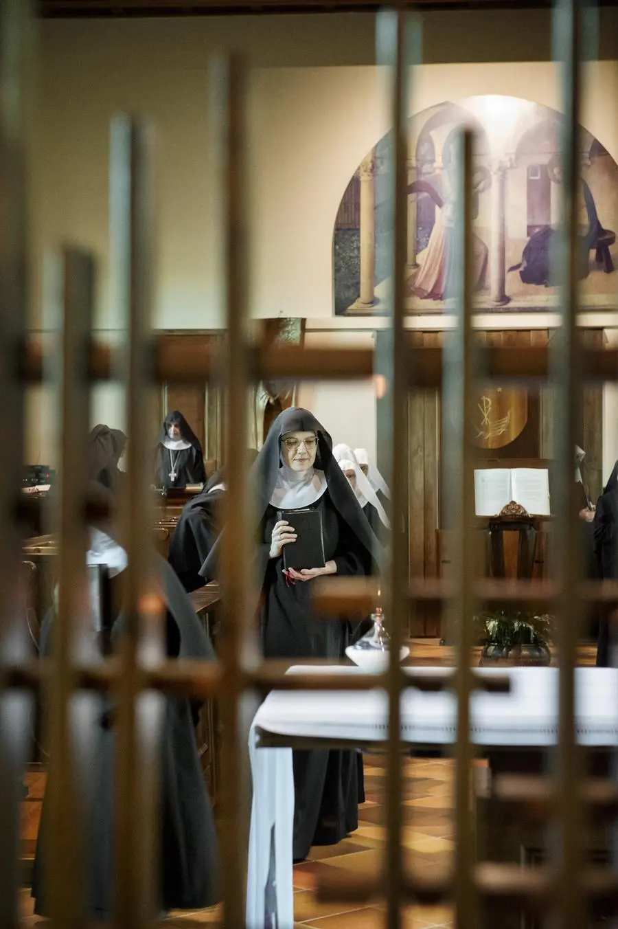 Le monache prendono posto nel coro per la Compieta, ultima preghiera della giornata