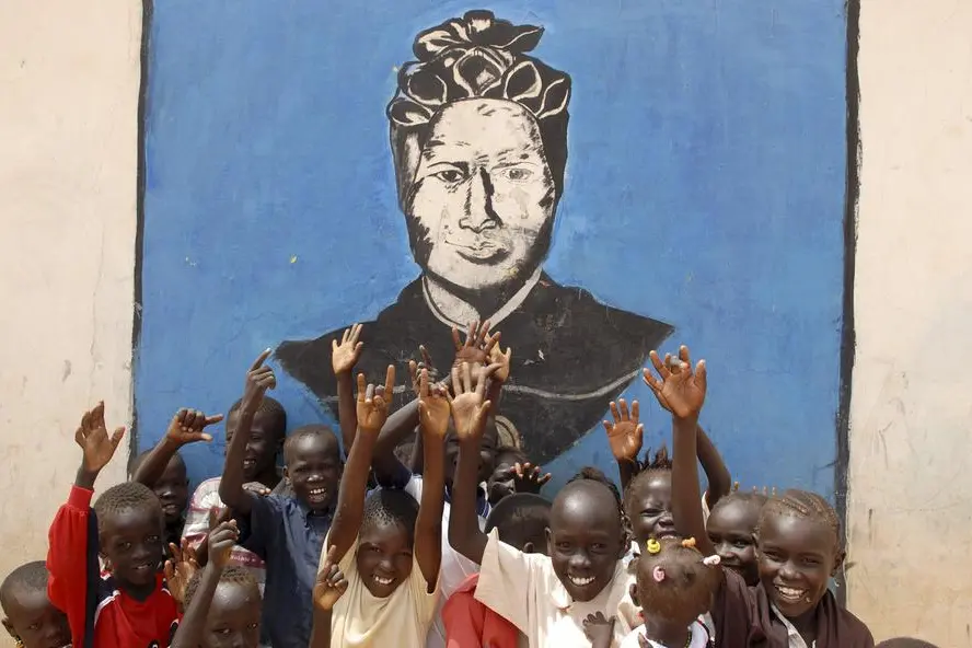 Bambini davanti a un murales dedicato a Santa Giuseppina Bakhita nella parrocchia del campo per rifugiati di Jeberona, alla periferia di Khartoum, in Sudan.