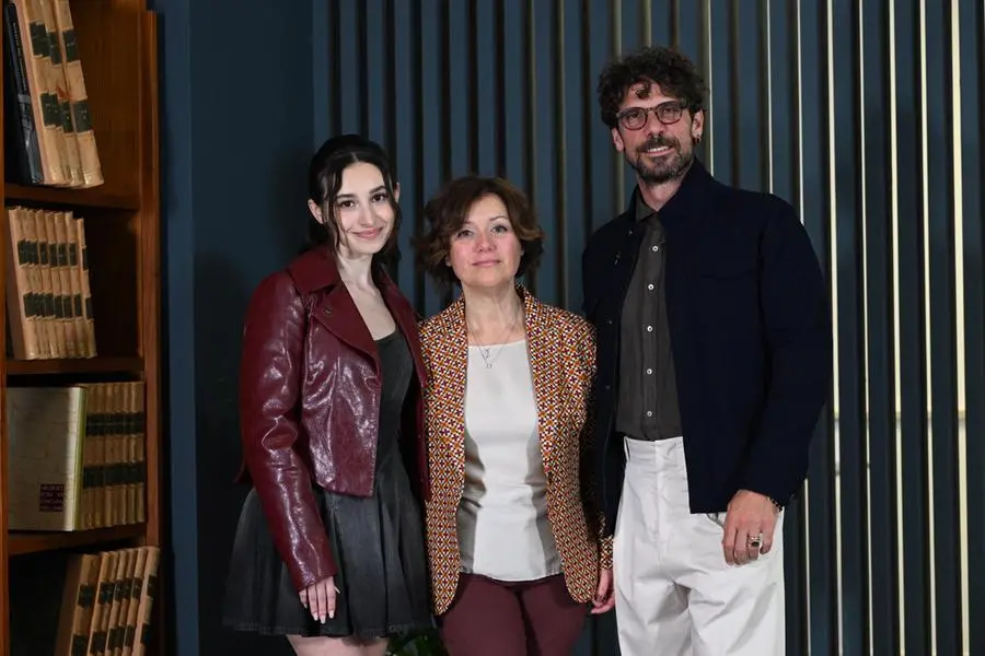 (da sinistra) Ludovica Ciaschetti, Margherita Asta e Francesco Montanari, nel corso del photocall di Un Futuro Aprile a Roma, 14 maggio 2026. Il film andrà in onda su Rai1 e RaiPlay il 21 maggio. ANSA/MAURIZIO BRAMBATTI