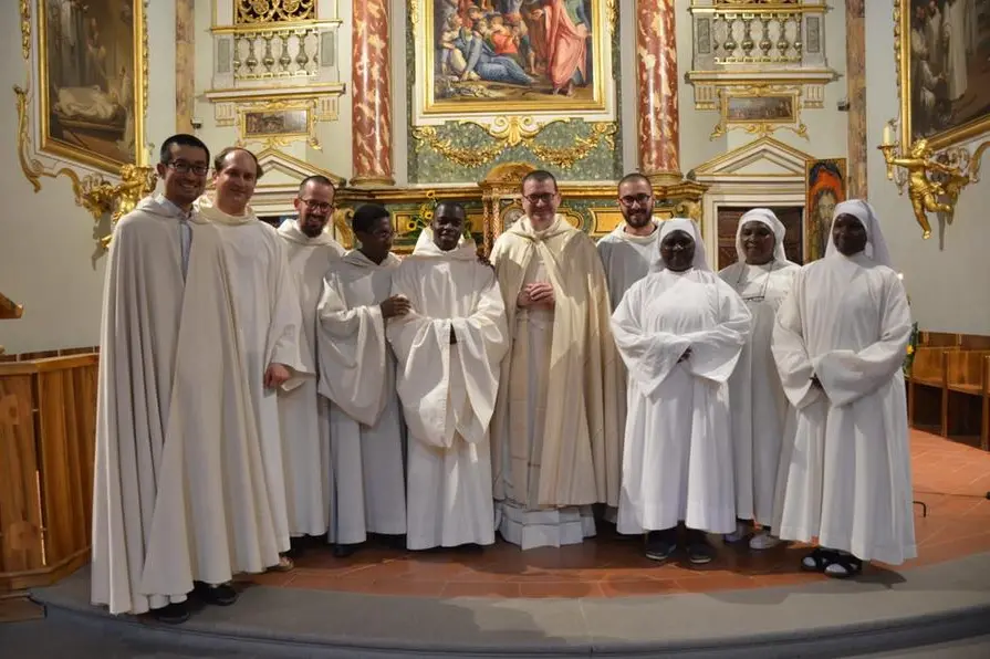 L\\'abate di Camaldoli dom Matteo Ferrari con alcuni monaci (foto da Facebook)