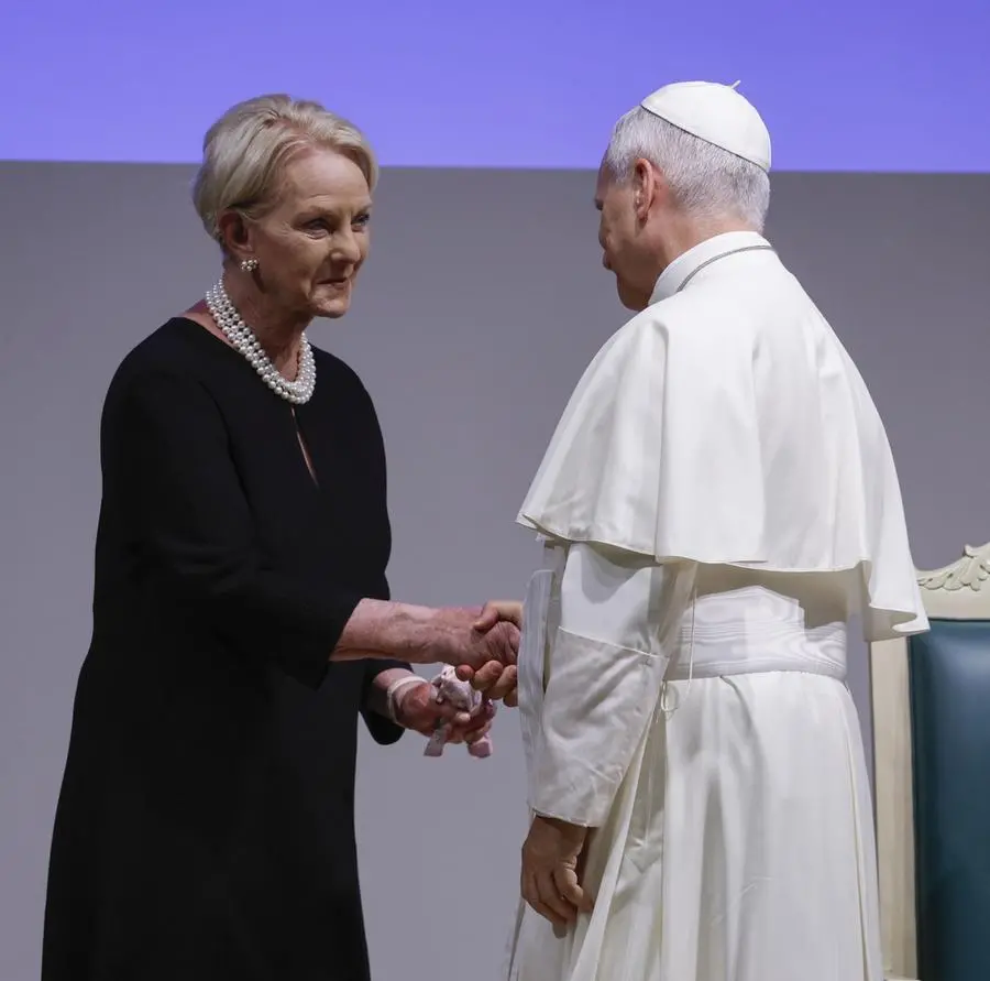 Papa Leone XIV saluta Cindy McCain, ex direttrice esecutiva del Programma Alimentare Mondiale (PAM/WFP), durante la visita alla sede del Programma Alimentare Mondiale delle Nazioni Unite a Roma