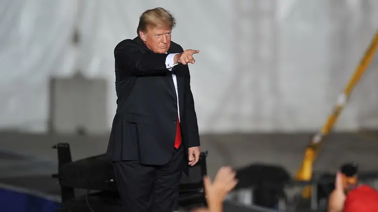 Trump vende i suoi “tweet”: 100mila dollari al mese per leggere prima i suoi post e “giocare” in Borsa