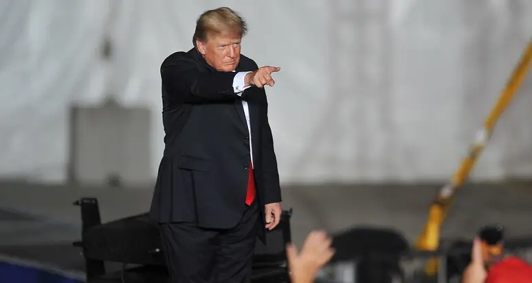Trump vende i suoi “tweet”: 100mila dollari al mese per leggere prima i suoi post e “giocare” in Borsa