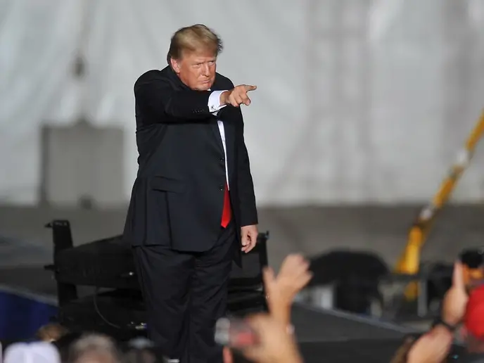 Trump vende i suoi “tweet”: 100mila dollari al mese per leggere prima i suoi post e “giocare” in Borsa
