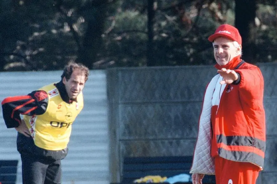 A14-03/12/96-MILANELLO (VARESE)-SPR: CALCIO; SACCHI; ALLENAMENTO MILAN. Arrigo Sacchi (D) e Franco Baresi durante l'allenamento di questa mattina. PAL PINO FARINACCI / ANSA