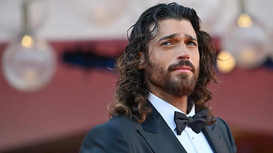 Chi è Can Yaman, l'attore turco che sarà il co-conduttore di Carlo Conti nella prima serata del Festival di Sanremo