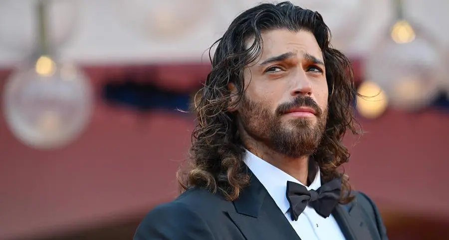 Chi è Can Yaman, l'attore turco che sarà il co-conduttore di Carlo Conti nella prima serata del Festival di Sanremo