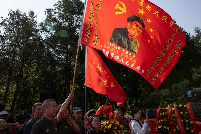 Alcune persone reggono delle bandiere davanti alla statua in bronzo di Mao Zedong durante le commemorazioni per il 50\\u00B0 anniversario della sua morte a Shaoshan, nella provincia dello Hunan (Cina centrale), il 9 settembre 2026. Shaoshan \\u00E8 la citt\\u00E0 natale dell\\'ex leader comunista cinese Mao Zedong, universalmente noto come Presidente Mao. EPA/ANDRES MARTINEZ CASARES , EPA