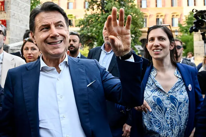 La segretaria del Partito Democratico, Elly Schlein (D), con il presidente del Movimento 5 Stelle, Giuseppe Conte (S), durante la maratona oratoria per il referendum dellÂ?8 e 9 giugno, Roma, 19 maggio 2025. ANSA/RICCARDO ANTIMIANI