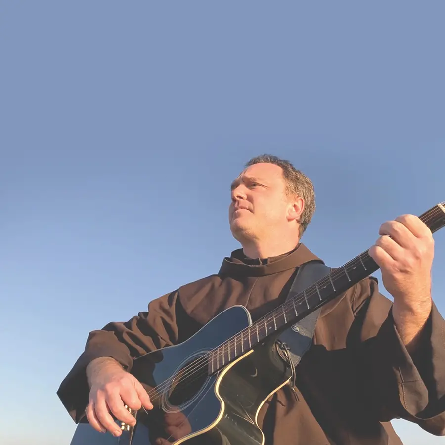 Federico Russo, frate francescano, 53 anni, fa parte della band Redemption Sons.