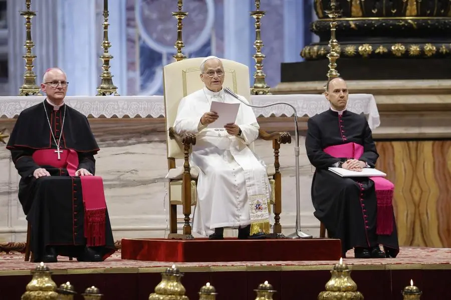 Il Papa durante l\\'udienza generale nella Basilica di San Pietro , ANSA