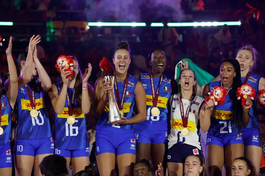 La capitana Anna Danesi circondata dalle compagne con il trofeo mondiale vinto nel 2025 in Thailandia (Epa).