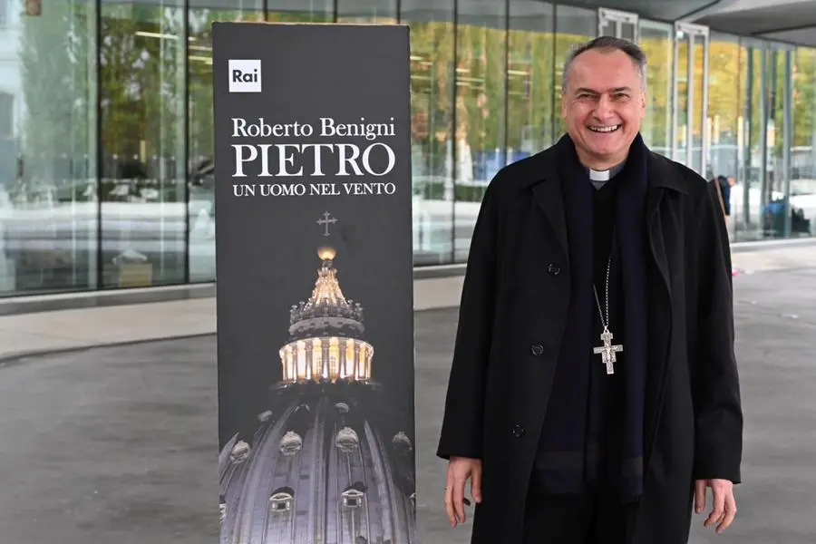 Il cardinale Mauro Gambetti nel corso della presentazione di \\\"Pietro - Un uomo nel vento\\\" di Roberto Benigni il 4 dicembre 2025