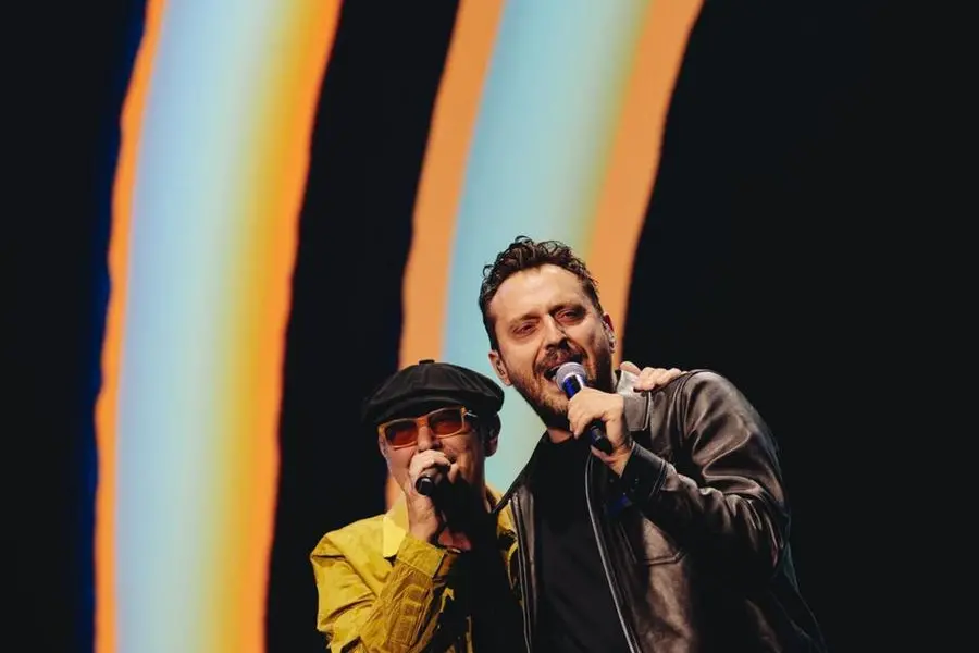 Luca Carboni, con Cesare Cremonini, durante il suo concerto al Forum di Assago, il primo dopo sei anni di assenza live, il primo dopo il tumore, Milano, 11 novembre 2025.