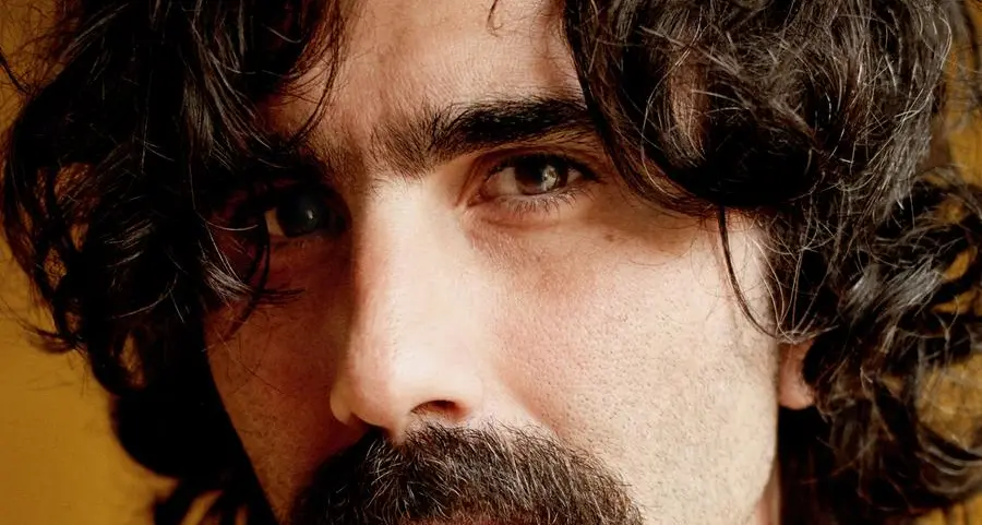 Il cantautore misterioso Andrea Laszlo De Simone: «Sono felice di non essere famoso»