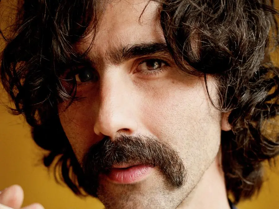 Il cantautore misterioso Andrea Laszlo De Simone: «Sono felice di non essere famoso»