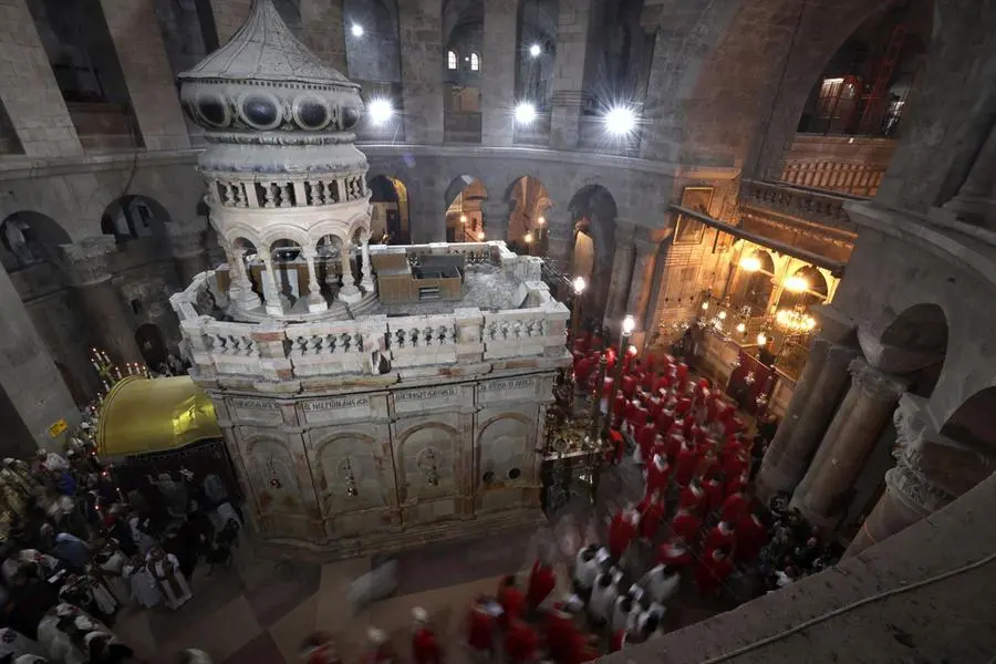 Uno dei riti della Settimana Santa del 2025 celebrati all\\'interno della Basilica del Santo Sepolcro a Gerusalemme , EPA