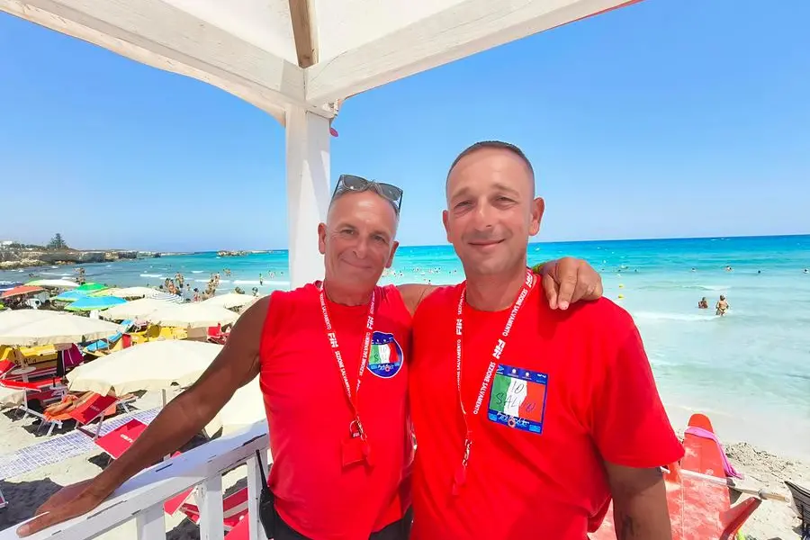 Da sinistra: Francesco Loprino, 63 anni, e Vito Belviso, 51, al lavoro nel Lido Play Beach di San Foca, marina di Melendugno (Lecce)