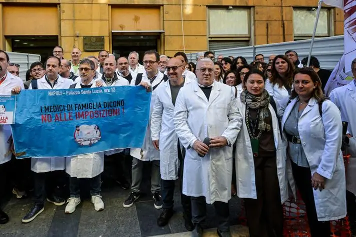 Una manifestazione di medici contro l\\'ipotesi di lavorare anche nelle Case di Comunit\\u00E0, lo scorso novembre a Napoli , ANSA