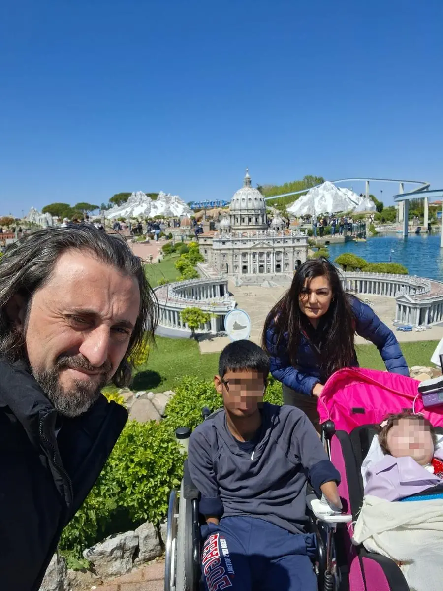 Matteo e Maria con i loro genitori in visita al parco Italia in miniatura a Rimini.