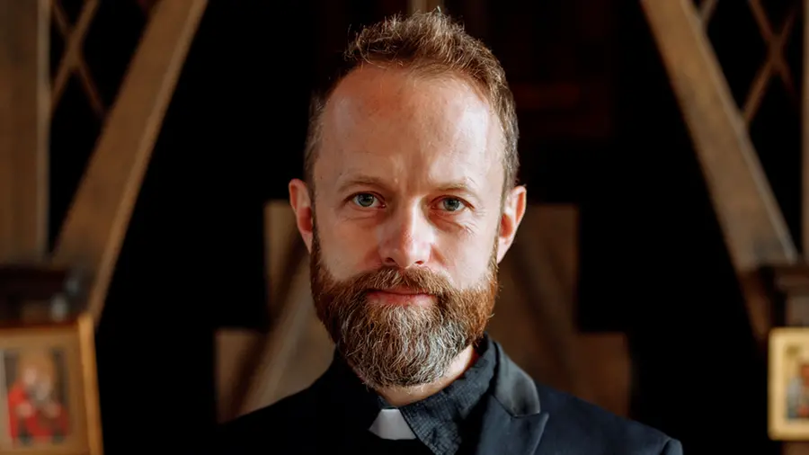 «Il clergyman è davvero necessario? Io apprezzo il prete in abiti civili...»