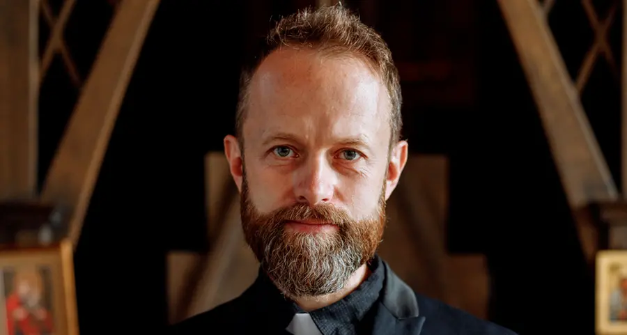 «Il clergyman è davvero necessario? Io apprezzo il prete in abiti civili...»