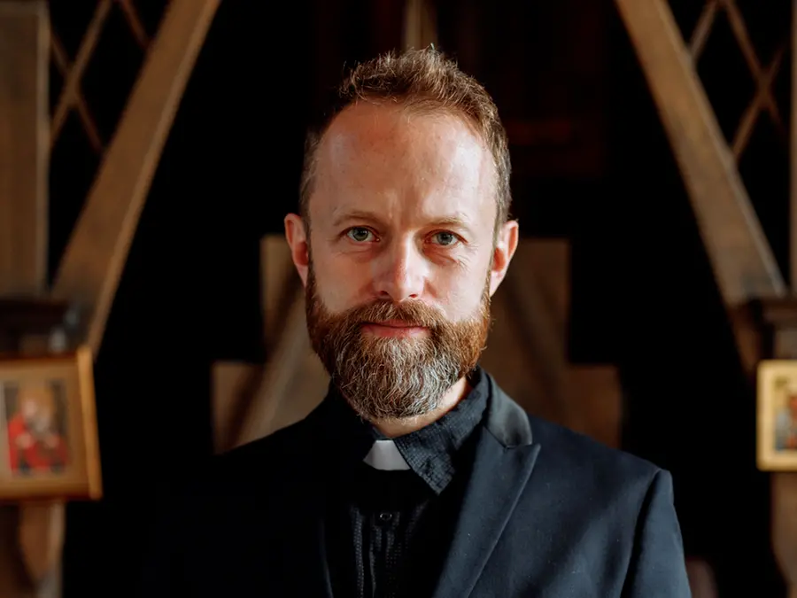 «Il clergyman è davvero necessario? Io apprezzo il prete in abiti civili...»