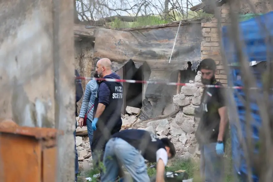 La polizia scientifica sul luogo dell\\'esplosione del casale, Roma, 20 marzo 2026 , ANSA