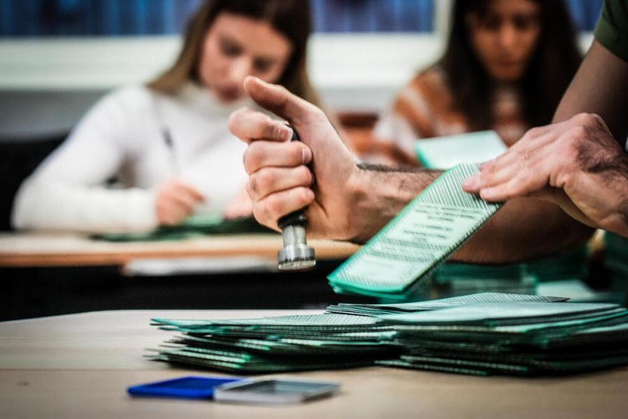 Because the new electoral law “Donzellum” is convenient for the Center-Right