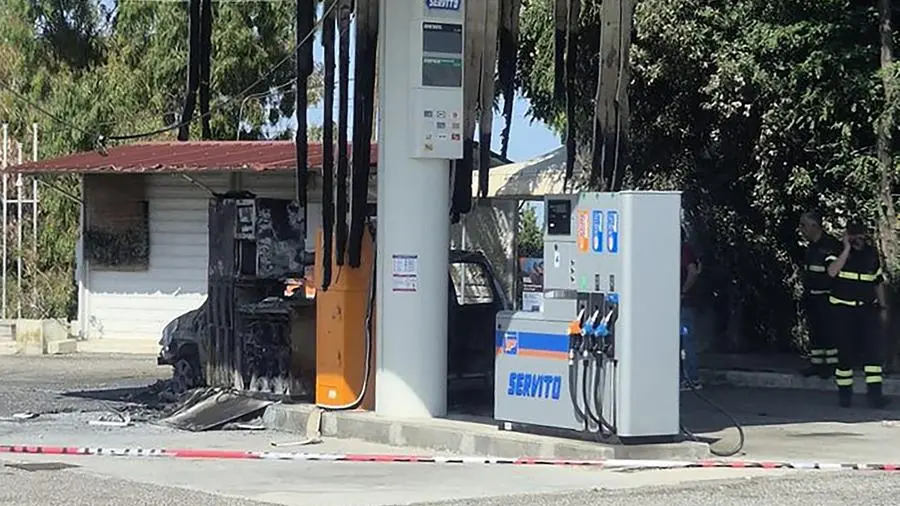 Quattro braccianti bruciati vivi in Calabria, due fermi: le telecamere hanno ripreso il delitto