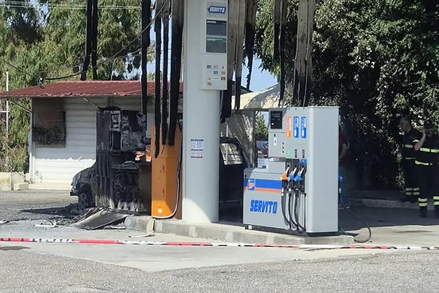 Quattro persone carbonizzate sono state trovate in un\\'auto ferma in un distributore di carburante lungo la statale 106 ad Amendolara, sul versante ionico della provincia di Cosenza, 01 giugno 2026. ANSA/Monica Curia , ANSA