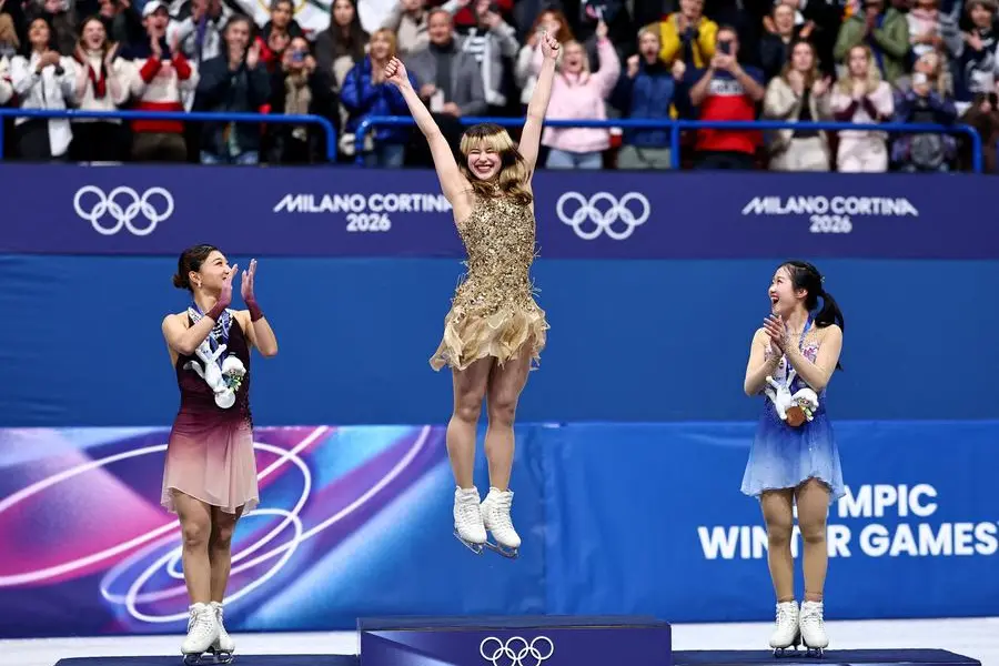 Milano Cortina 2026 Alysa Liu sul podio olimpico davanti a due giapponesi l\\'argento Kaori Sakamoto ed Ami Nakai bronzo. , REUTERS