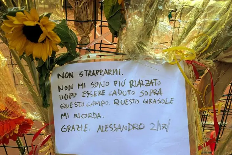 Girasoli e biglietti al campetto di basket di via Dezza lo scorso novembre 2025.