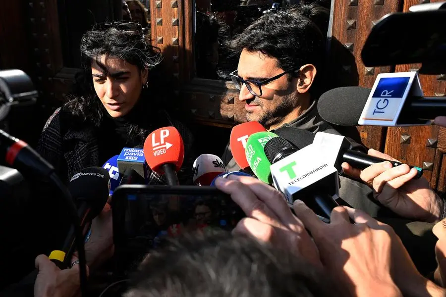 Gli avvocati Yasmina Abu Sharar (s) e Benedetto Ciccarone, difensori di Youssef Siher,, rispondono alle domande dei giornalisti al termine dell'interrogatorio davanti all'entratata del carcere di San Vittore, Milano, 27 ottobre 2026. Il ricercatore 30enne fermato il 24 ottobre è accusato d'istigazione a delinquere aggravata dalla finalità di terrorismo e violenza organizzata nelle manifestazioni pubbliche, perché ritenuto l'amministratore dei canali social del \\\"Movimento 17 ottobre\\\", da lui creato subito dopo la guerriglia urbana in pieno centro a Milano. ANSA/DANIEL DAL ZENNARO