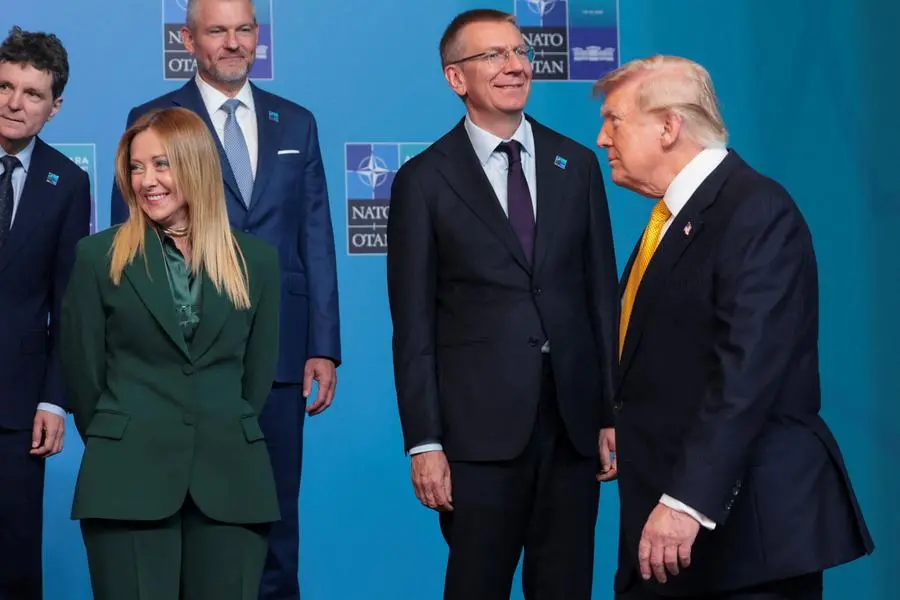 Il presidente Usa Donald Trump accanto alla premier italiana Giorgia Meloni e agli altri leader dell'Alleanza durante l'arrivo per la foto del summit NATO ad Ankara