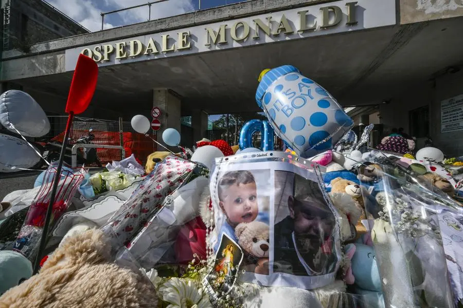 Peluche e messaggi di giustizia per il piccolo Domenico davanti all\\'ospedale Monaldi di Napoli , ANSA