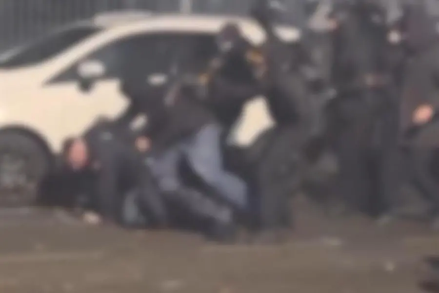 La terribile immagine del poliziotto aggredito dai manifestanti durante gli scontri dopo il corteo contro lo sgombero del centro sociale Askatasuna, a Torino, 31 gennaio. , ANSA