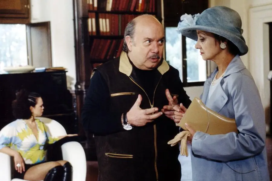 Lino Banfi nel ruolo di nonno Libero e Milena Vukotic in quello di nonna Enrica in una scena della serie tv Un medico in famiglia 4 nel 2004