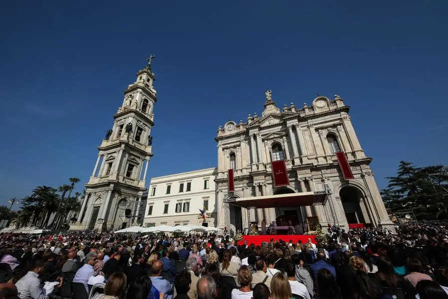 Fedeli al santuario di Pompei (Napoli) in occasione della funzione religiosa della supplica svolta dal cardinale Gualtiero Bassetti, presidente della Confederazione episcopale italiana, 01 ottobre 2017. ANSA / CESARE ABBATE