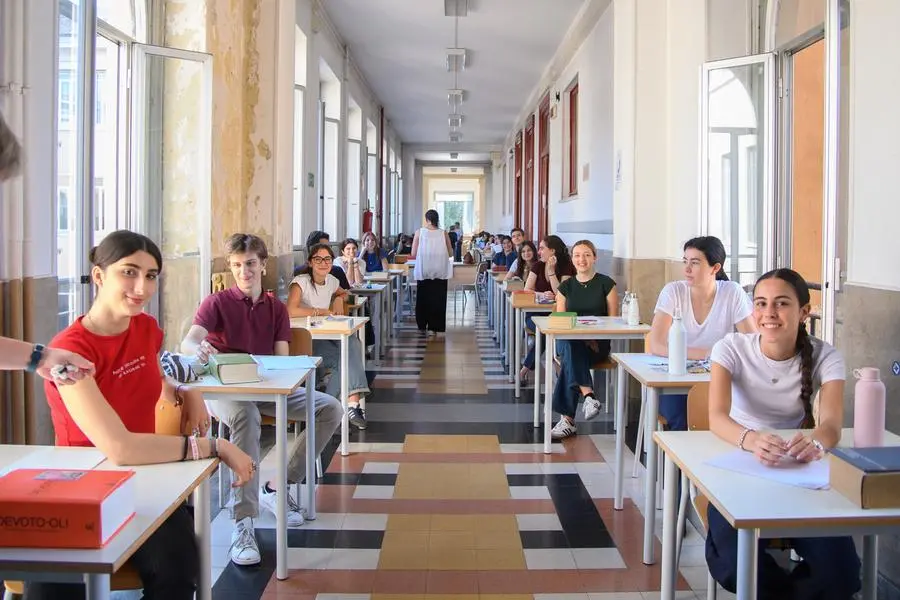 Studenti del Liceo Parini sostengono la prima prova dell\\u2019esame di Stato - Milano, 18 Giugno 2025 (Foto Claudio Furlan/Lapresse) , LAPRESSE