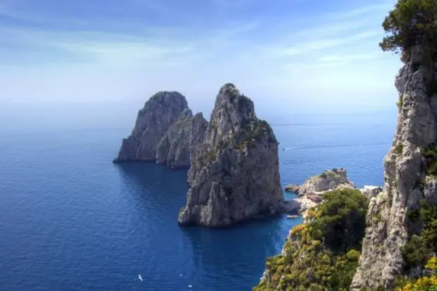 Il celebrerrimi faraglioni di Capri