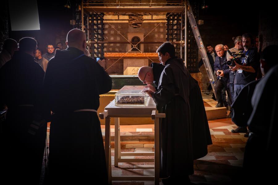 Exhibition of the bones of Saint Francis. «Not a relic under glass, but an engine of meaning for everyone» Exhibition of the bones of Saint Francis. «Not a relic under glass, but an engine of meaning for everyone»