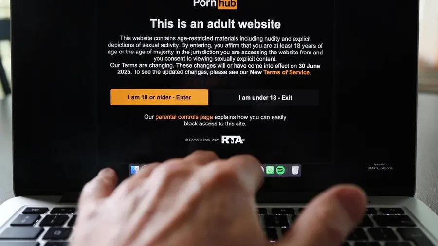 Siti porno, stop alla verifica dell’età. Ma la vera battaglia resta l’educazione