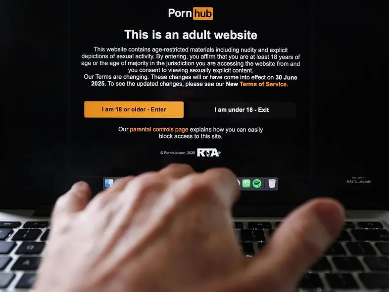 Siti porno, stop alla verifica dell’età. Ma la vera battaglia resta l’educazione