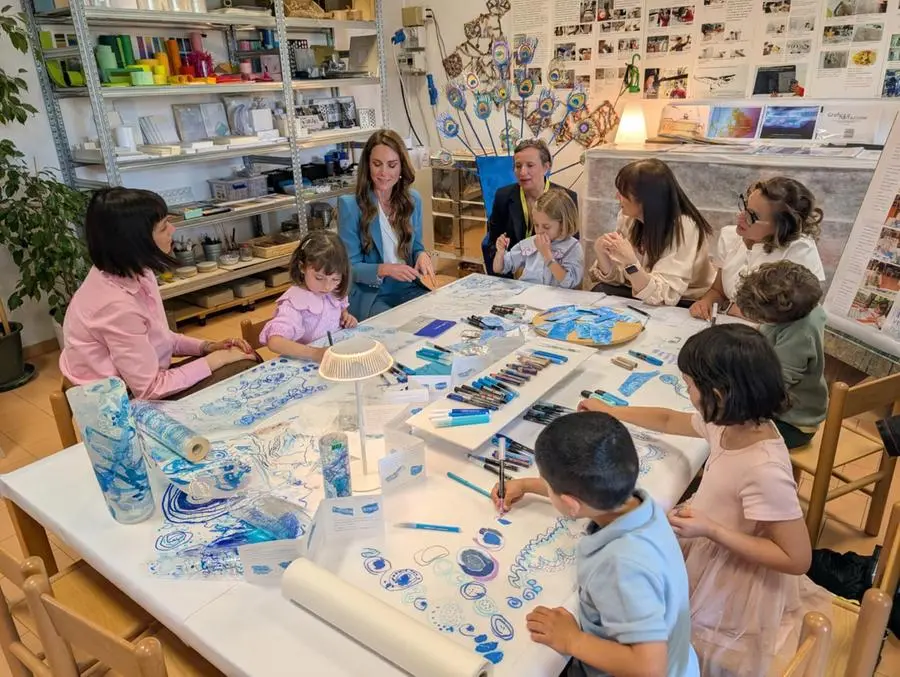 La principessa Kate al centro internazionale Loris Malaguzzi di Reggio Emilia osserva i bambini intenti nei loro laboratori.