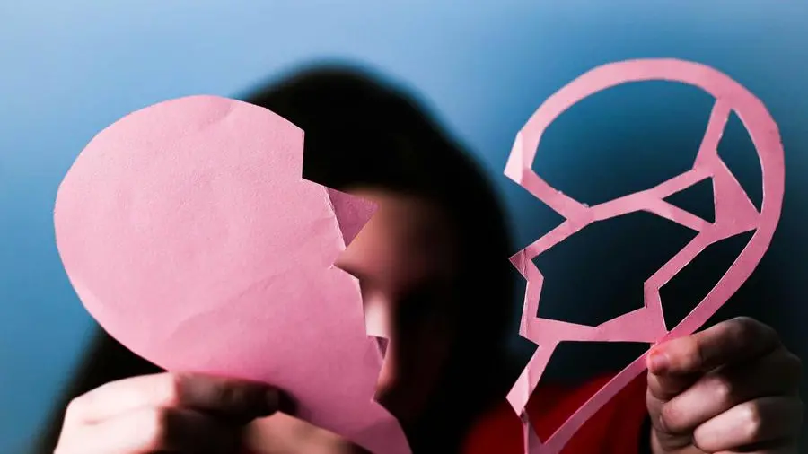 Il trauma di mia figlia, scoprire il tradimento del padre: “Scriveva all’amante sul cellulare”