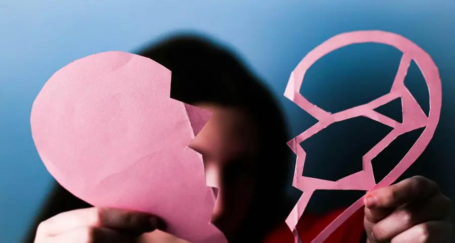 Il trauma di mia figlia, scoprire il tradimento del padre: “Scriveva all’amante sul cellulare”