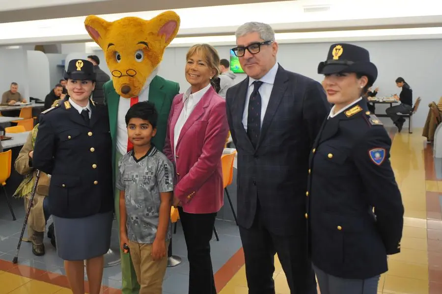 Geronimo Stilton con Elisabetta Dami, il questore di Millano Bruno Megale e due poliziotte durante il pranzo solidale di Natale nella Caserma Garibaldi , ph Attilio Rossetti